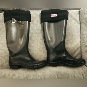 Hunter Woman’s Black Rain Boots with Buckle and fleece liners